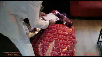 'M'e, ke fumane mpho ea ka ea Keresemose e le 'm'e ea moriri o moputsoa ea nang le esele e kholo e hlanya ka mokōkō